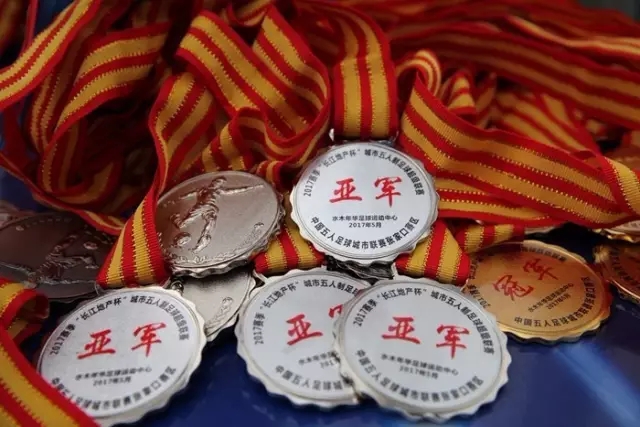 苏宁车模展现魅力，吸引众目